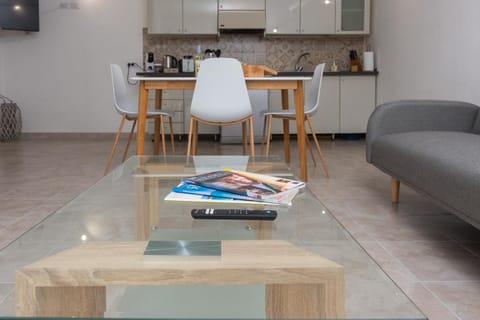 Kitchen or kitchenette, Living room, Seating area, Dining area