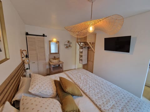 Bed, TV and multimedia, Photo of the whole room, Bedroom