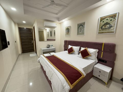 Bed, Photo of the whole room, Bedroom, air conditioner