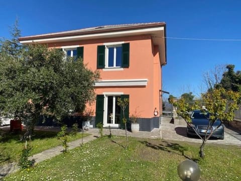 Property building, Spring, Neighbourhood, Garden, Garden view, Parking