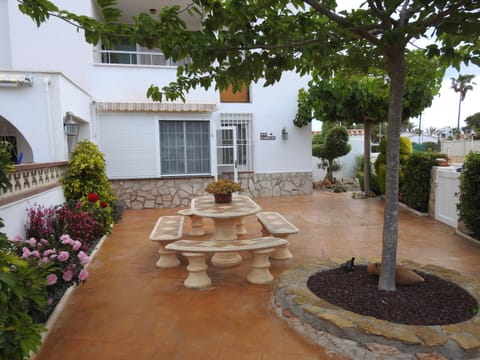 Property building, Patio, Spring, Day, Garden, Garden, Garden view