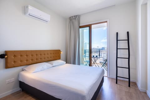 Bed, Photo of the whole room, Bedroom, air conditioner