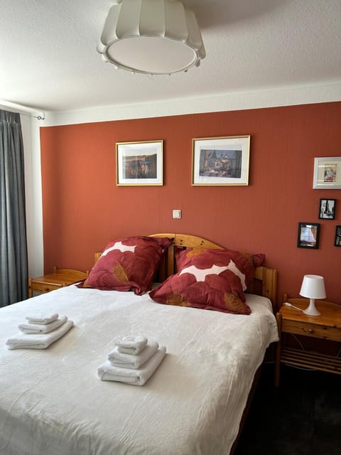 Bed, Photo of the whole room, Bedroom, towels