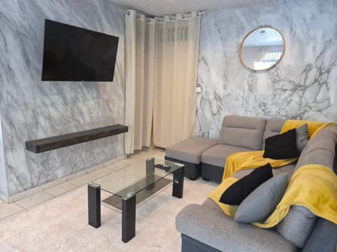 Communal lounge/ TV room, TV and multimedia, Living room, Seating area