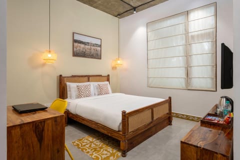 Bed, TV and multimedia, Decorative detail, Bedroom