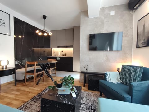 TV and multimedia, Living room, Seating area, Dining area