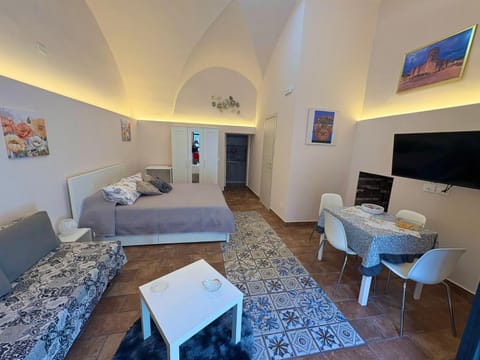 Communal lounge/ TV room, Bed, TV and multimedia, Living room, Bedroom