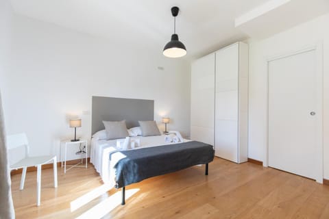 Bedroom, towels, wardrobe