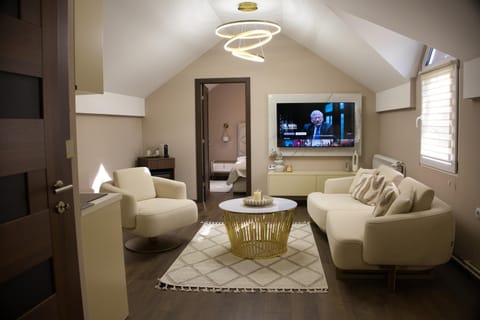 Communal lounge/ TV room, TV and multimedia, Living room, Seating area, Evening entertainment