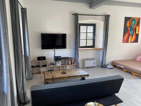 TV and multimedia, Seating area, Evening entertainment, Bedroom