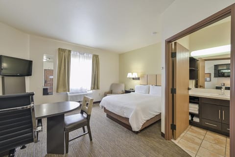 Bed, TV and multimedia, Kitchen or kitchenette, Photo of the whole room, Dining area, Bedroom