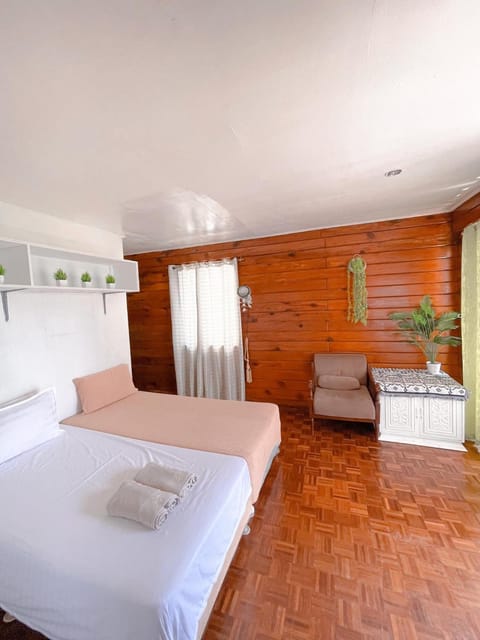 Bed, Photo of the whole room, Seating area, Bedroom