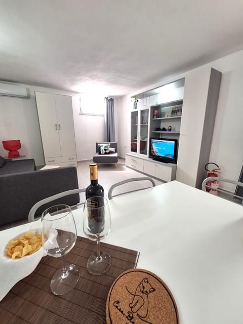 TV and multimedia, Living room, Food and drinks, Dining area