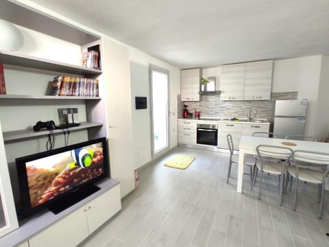 Communal lounge/ TV room, TV and multimedia, kitchen