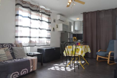 Kitchen or kitchenette, Seating area, Dining area