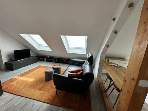 TV and multimedia, Living room, Seating area, Evening entertainment