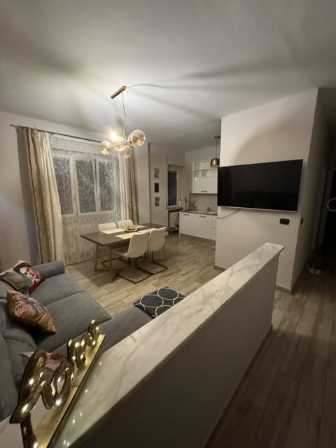 TV and multimedia, Living room, Seating area, Dining area