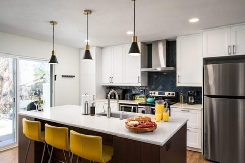 Kitchen or kitchenette, Dining area, Food, dishwasher, oven, stove