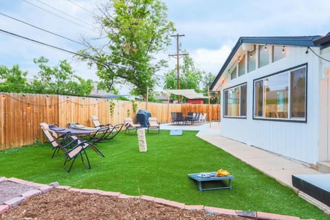 Property building, Patio, Natural landscape, Garden view, sunbed