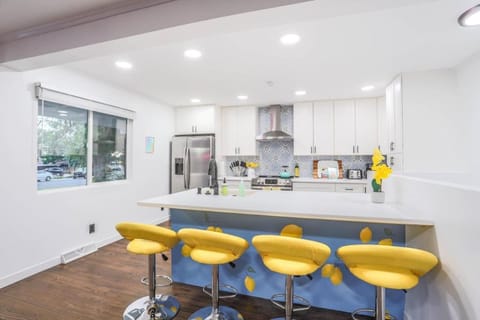 Kitchen or kitchenette, Living room, Seating area, Dining area, stove