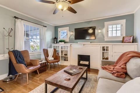 TV and multimedia, Living room, Seating area, fireplace
