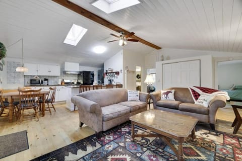 TV and multimedia, Kitchen or kitchenette, Living room, Seating area, Dining area