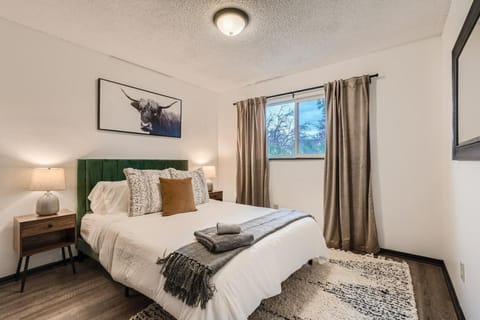 Bed, Photo of the whole room, Bedroom, towels