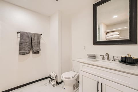 Toilet, Bathroom, towels