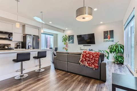 TV and multimedia, Kitchen or kitchenette, Living room, Seating area, Dining area, stove