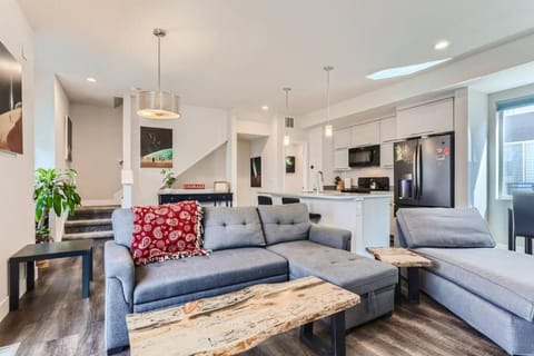 TV and multimedia, Kitchen or kitchenette, Living room, Seating area, Dining area