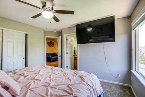 Bed, TV and multimedia, Photo of the whole room, Bedroom, wardrobe