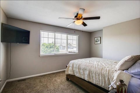 Bed, TV and multimedia, Photo of the whole room, Bedroom