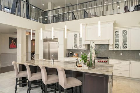 Coffee/tea facilities, Kitchen or kitchenette, Dining area, dishwasher, microwave, stove
