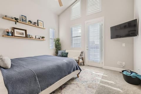 Bed, TV and multimedia, Photo of the whole room, Bedroom