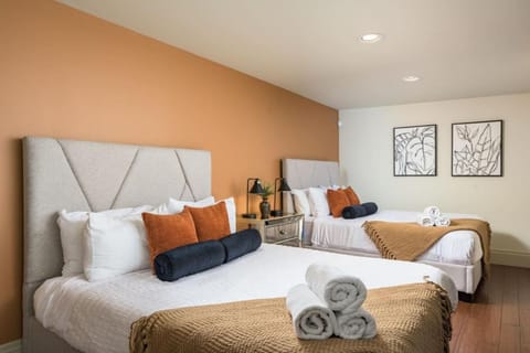 Bed, Living room, Photo of the whole room, Seating area, Bedroom