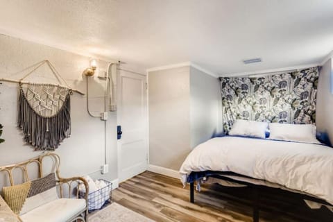 Bed, Photo of the whole room, Seating area, Bedroom