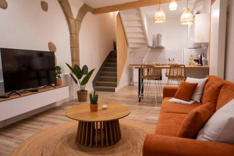 TV and multimedia, Kitchen or kitchenette, Living room, Seating area, Dining area