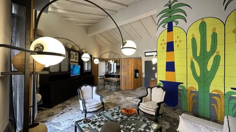TV and multimedia, Kitchen or kitchenette, Living room, Seating area