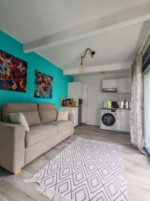 Kitchen or kitchenette, Living room, washing machine, air conditioner