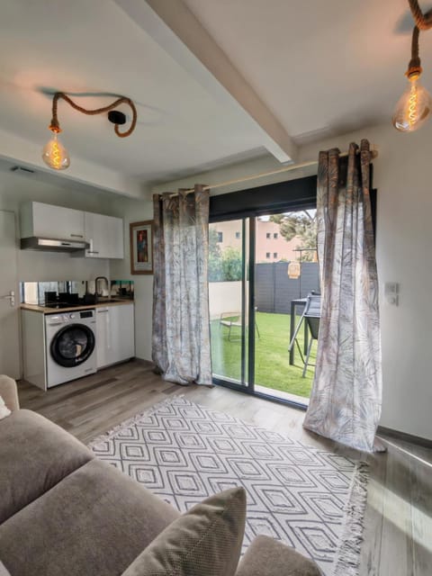 Kitchen or kitchenette, Seating area, Dining area