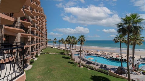Property building, View (from property/room), Sea view, Swimming pool, sunbed