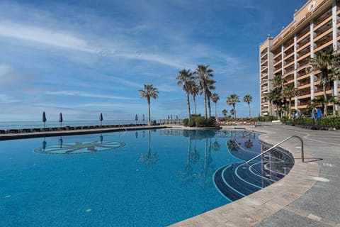 Property building, Day, Swimming pool, Swimming pool, sunbed
