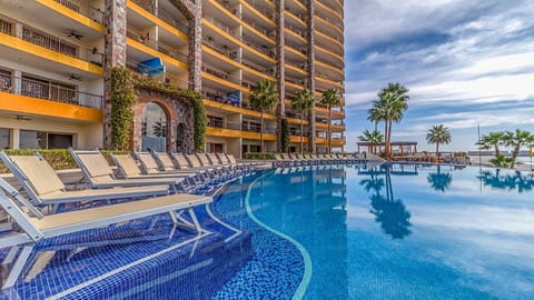 Property building, Day, Swimming pool, sunbed