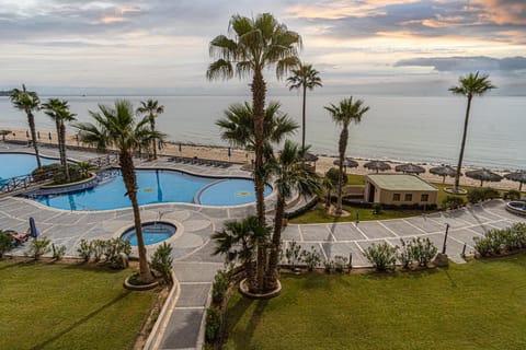 Property building, Day, Pool view, Swimming pool, sunbed