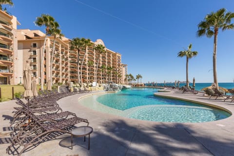 Property building, Communal lounge/ TV room, Day, Pool view, Sea view, Swimming pool, sunbed