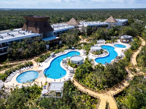 Property building, Day, Natural landscape, Bird's eye view, Pool view, Swimming pool, sunbed