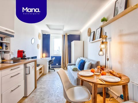 Kitchen or kitchenette, Dining area, stove