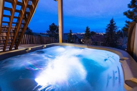 4BR-Sleeps 10-Hot Tub-Air Hockey-Gorgeous Views House in Colorado Springs