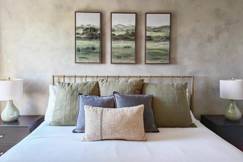 4BR-Sleeps 10-Hot Tub-Air Hockey-Gorgeous Views House in Colorado Springs