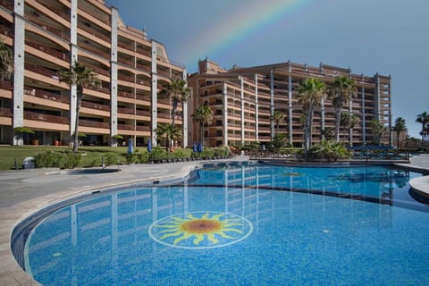 Property building, Day, Swimming pool, Swimming pool, sunbed